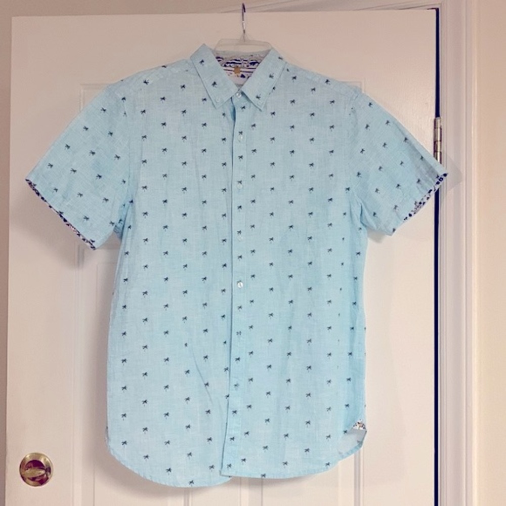 Denim & Flower Men’s light blue button down short sleeve shirt size medium